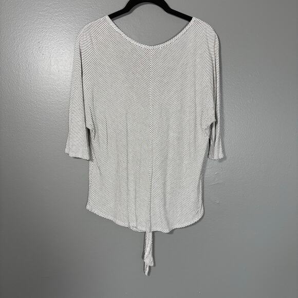 Green Envelope Women's Casual Boho Tie Front Top - Size Medium - Gray & White - Picture 5 of 5